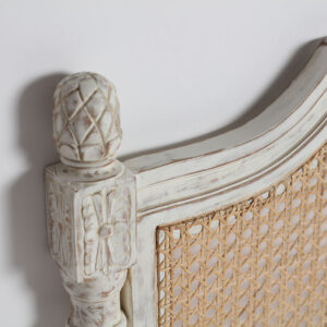 de estilo provenzal. Fabricado en madera de mango.