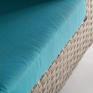 combinado con aluminio y poliéster. Tapiceria hidrófuga en color beige. Producto desmontable