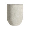 Ánfora georgia de estilo contemporáneo fabricado en terracota en color blanco roto.