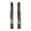 Escultura j 2 de estilo étnico fabricado en madera tropical en color marrón con acabado envejecido.