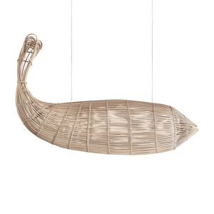 Lámpara de colgar pez de estilo boho fabricado en ratán en color marrón.