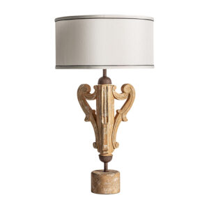 Lámpara de sobremesa de estilo art deco fabricado en madera eucalipto en color marrón con acabado envejecido combinado con hierro en color beige y lino. Producto desmontable.