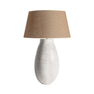 Lámpara de sobremesa de estilo contemporáneo fabricado en cemento en color blanco con acabado decapado combinado con yute en color marrón.