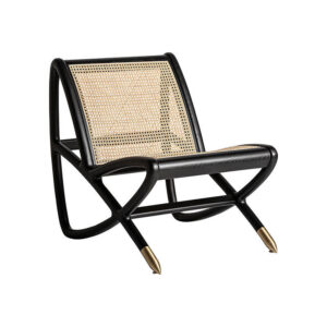 Sillón gladbeck de estilo boho fabricado en madera de fresno en color negro combinado con latón en color marrón y ratán.
