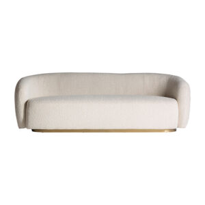 Sofá Scorze bouclé de estilo art deco fabricado en acrílico en color blanco roto combinado con algodón bouclé y madera de pino. Acero inoxidable.