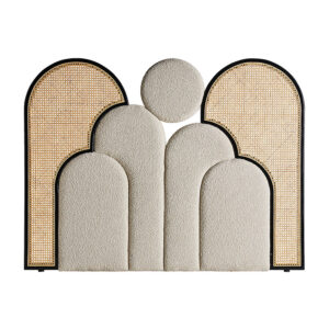 Cabezal prati bouclé de estilo colonial fabricado en madera de pino en color negro combinado con ratán en color marrón con acabado claro y algodón bouclé en color beige.