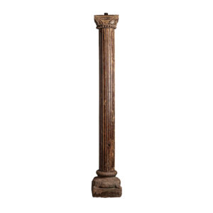 Columna basimah de estilo étnico fabricado en madera de teka en color marrón con acabado envejecido.