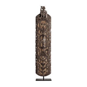 Escultura en color marrón de estilo étnico. Fabricado en madera tropical.