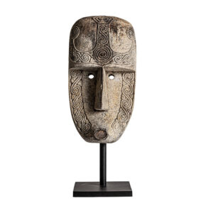 Figura decorativa de estilo étnico fabricado en madera tropical en color marrón con acabado envejecido. Producto desmontable.