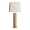 Lámpara de sobremesa de estilo art deco fabricado en travertino en color marrón claro combinado con hierro en color oro y algodón bouclé en color blanco roto. Producto desmontable.