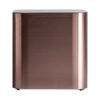 Mesa auxiliar redonda gmunden de estilo art deco fabricado en acero en color cobre combinado con mármol sintético.