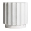 Mesa auxiliar mulcey de estilo contemporáneo fabricado en resina en color blanco con acabado desgastado combinado con madera dm.