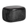 Mesa de centro juns de estilo contemporáneo fabricado en piedra en color negro.