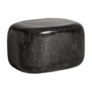 Mesa de centro juns de estilo contemporáneo fabricado en piedra en color negro.