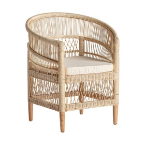 Sillón elna de estilo contemporáneo fabricado en ratán en color marrón combinado con madera mindi y algodón. Producto desenfundable.