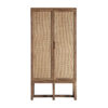 Armario Byremo de estilo contemporáneo fabricado en madera de olmo en color marrón.