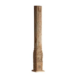 Columna Gea de estilo étnico fabricado en madera de teka en color beige con acabado envejecido.