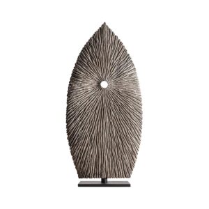 Escultura pie de estilo étnico fabricado en madera suar en color marrón con acabado envejecido combinado con hierro en color negro.