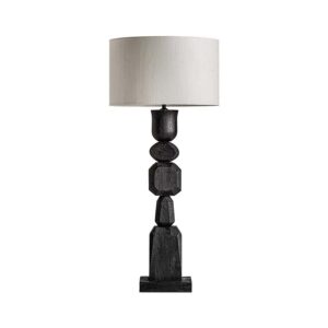 Lámpara de sobremesa cogne de estilo contemporáneo fabricado en madera de mango en color negro combinado con yute en color crema.