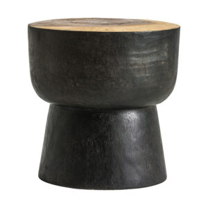 Mesa auxiliar Arusa de estilo étnico fabricado en madera tropical en color negro con acabado envejecido en color natural.