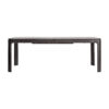 Mesa extensible Buken de estilo clásico fabricado en madera de fresno en color negro con acabado lacado combinado con chapa de madera y madera de caucho. Producto desmontable extensible.