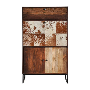 Mueble bar texas de estilo nórdico fabricado en madera de mango reciclada en color marrón combinado con forja en color negra y piel de vaca en color tonos en marrón.