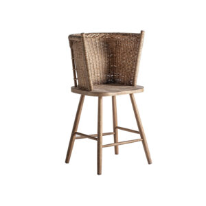 Taburete quenza de estilo boho fabricado en madera de abeto en color marrón combinado con mimbre.