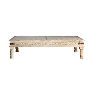 Mesa de centro Chizhia de estilo étnico fabricado en madera de mango en color crema con acabado envejecido.