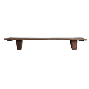 Mesa de centro Erara de estilo étnico fabricado en madera de teka en color marrón con acabado envejecido.