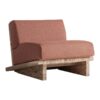 Sillón Pure fabricado en madera de teka reciclada en color marrón combinado con polipropileno reciclado en color teja y espuma.