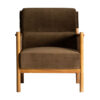 Sillón Velburg de estilo colonial fabricado en ratán en color camel combinado con poliéster y madera de pino.