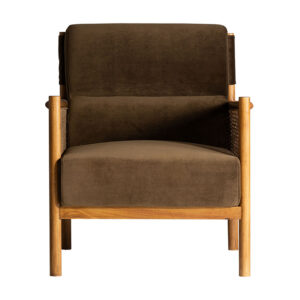 Sillón Velburg de estilo colonial fabricado en ratán en color camel combinado con poliéster y madera de pino.