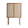 Armario Gondorf de estilo nórdico fabricado en madera de mango en color marrón combinado con latón en color oro y ratán en color marrón claro. Producto desmontable.