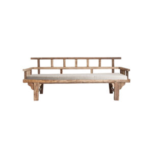 Cama Anvin de estilo étnico fabricado en madera de teka en color marrón combinado con tela hidrófuga.