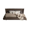 Cama wayne de estilo contemporáneo fabricado en piel en color marrón combinado con madera de pino y espuma. Producto desmontable.