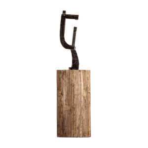 Escultura de estilo étnico fabricado en madera tropical en color negro con acabado envejecido combinado con hierro en color natural.