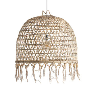 Lámpara de colgar de estilo boho fabricado en bambú en color marrón combinado con metal.