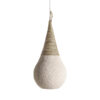 Lámpara de colgar nyland de estilo rústico fabricado en resina en color crema con acabado rugoso combinado con yute en color arena.