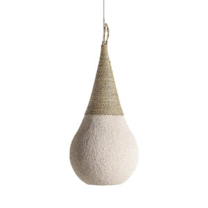 Lámpara de colgar nyland de estilo rústico fabricado en resina en color crema con acabado rugoso combinado con yute en color arena.