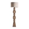 Lámpara de pie cogne de estilo contemporáneo fabricado en madera de mango en color marrón combinado con yute en color crema.