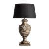 Lámpara de sobremesa de estilo colonial fabricado en madera de mango en color tonos en marrón combinado con algodón en color negra y hierro. Producto desmontable.