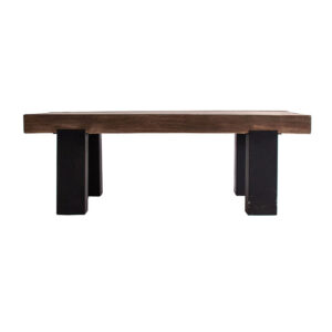 Mesa de centro Tello de estilo colonial fabricado en madera de pino reciclado en color negro en color natural.