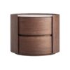 Mesita de noche Stuetta de estilo contemporáneo fabricado en madera contrachapada en color marrón claro combinado con chapa de roble en color marrón y piedra sinterizada en color blanco.