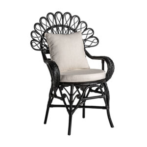 Sillón Nulvi de estilo contemporáneo fabricado en ratán en color negro combinado con algodón.