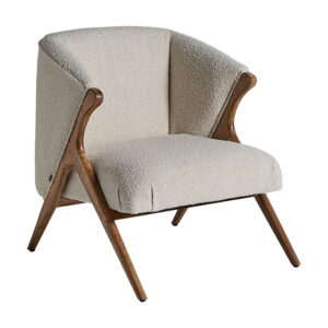 Sillón Prati bouclé de estilo colonial fabricado en madera de pino en color blanco roto combinado con algodón bouclé.