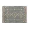 Alfombra Kozakura de estilo clásico fabricado en yute en color azul combinado con algodón en color beige.