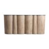 Barra de bar Kleit de estilo contemporáneo fabricado en madera de acacia en color marrón claro combinado con mármol mate en color negro.