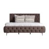 Cama Oslo de estilo provenzal fabricado en tela en color marrón combinado con madera de pino en color marrón y madera mahogani.