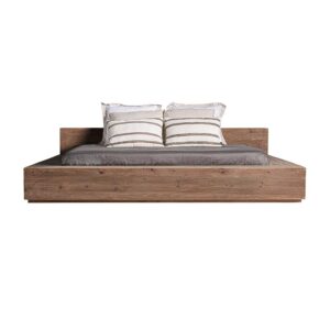 Cama Truel de estilo clásico fabricado en madera de pino reciclado en color marrón claro.