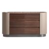 Cómoda Giswil de estilo contemporáneo fabricado en madera contrachapada en color marrón con acabado mate combinado con chapa de eucalipto en color marrón con acabado cepillado y polipiel en color beige con acabado mate.